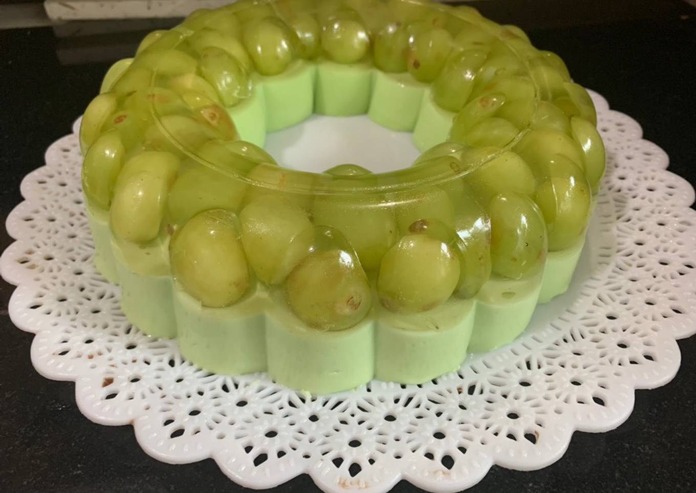 Gelatina con fruta de temporada encapsulada, con gelatina de limón con leche