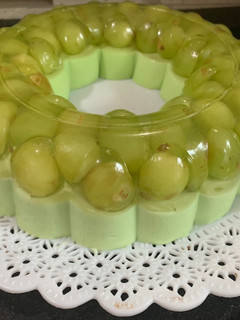 Una foto de Gelatina con fruta de temporada encapsulada, con gelatina de limón con leche