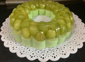 Una foto de Gelatina con fruta de temporada encapsulada, con gelatina de limón con leche