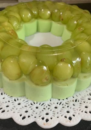 Una foto de Gelatina con fruta de temporada encapsulada, con gelatina de limón con leche
