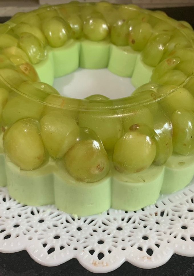 Una foto de Gelatina con fruta de temporada encapsulada, con gelatina de limón con leche