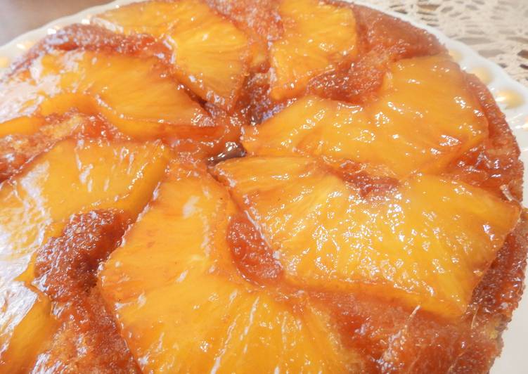 Pastel tatín de piña natural