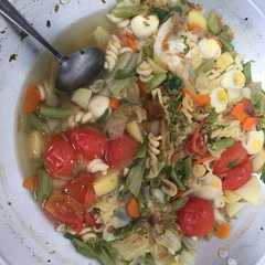 A picture of Sayur sop makaroni+telur puyuh.