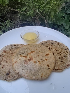 ખજૂર અંજીર ની વેડમી (Khajoor Anjeer Vedmi Recipe In Gujarati) રેસીપી મુખ્ય ફોટો