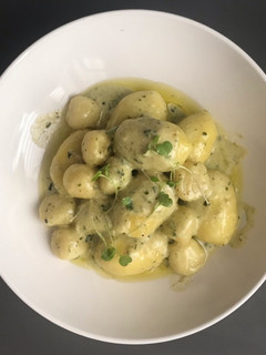Foto principal de Ñoquis con salsa de queso brie y pesto a la ligure casero