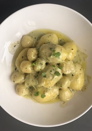 Foto principal de Ñoquis con salsa de queso brie y pesto a la ligure casero