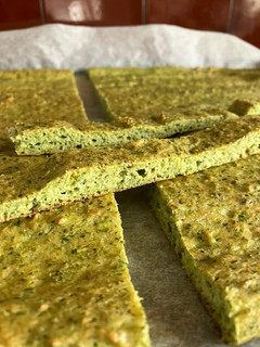 Una foto de 1-Masa de brócoli para pizza 🥦 2- pizza con base de brócoli