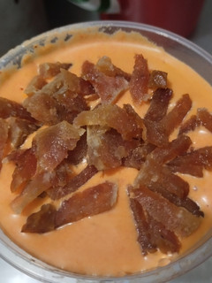 Una foto de Salsa cremosa de pimentón y cebollas asadas y tocineta🫑🌶️🧅🧄🥯🥓