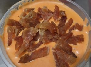 Una foto de Salsa cremosa de pimentón y cebollas asadas y tocineta🫑🌶️🧅🧄🥯🥓