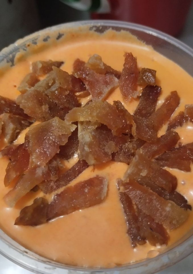 Una foto de Salsa cremosa de pimentón y cebollas asadas y tocineta🫑🌶️🧅🧄🥯🥓