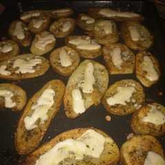 Una foto de Rodajas de papas con orégano y queso al horno