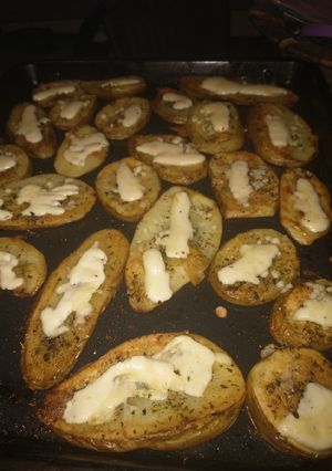 Una foto de Rodajas de papas con orégano y queso al horno