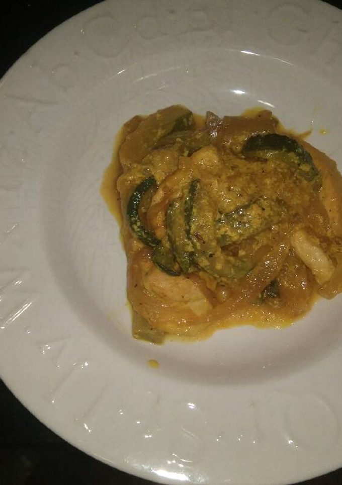 Una foto de Pollo y calabacín al curry