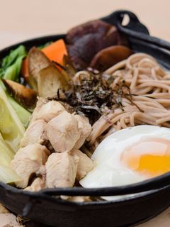 รูปของ หม้อไฟไก่และผักรวมเสิร์ฟพร้อมเส้นโซบะ