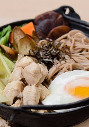 รูปของ หม้อไฟไก่และผักรวมเสิร์ฟพร้อมเส้นโซบะ