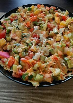 Színes zöldség saláta tzaziki öntettel recept fotója
