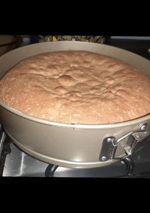Una foto de Bizcocho de tejate con crema pastelera de elote y una mermelada