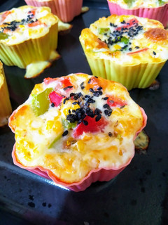 Una foto de Muffins de tomate y queso