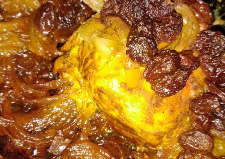 دجاج معسل بالدجاج والزبيب والبصل