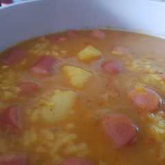 Una foto de Sopa de arroz, papa y salchichas en Thermomix tm5