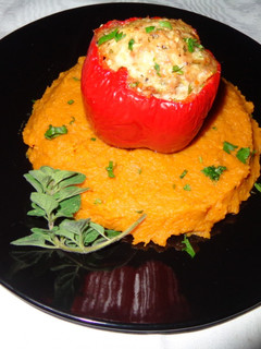Una foto de PIMIENTOS MORRONES RELLENOS CON POLLO SOBRE PURÉ DE CAMOTE AMARILLO. JON STYLE