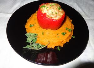 Una foto de PIMIENTOS MORRONES RELLENOS CON POLLO SOBRE PURÉ DE CAMOTE AMARILLO. JON STYLE