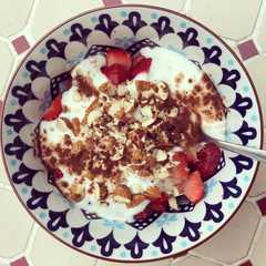 Una foto de Bowl de yogurt y fruta🍓
