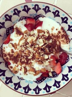 Una foto de Bowl de yogurt y fruta🍓