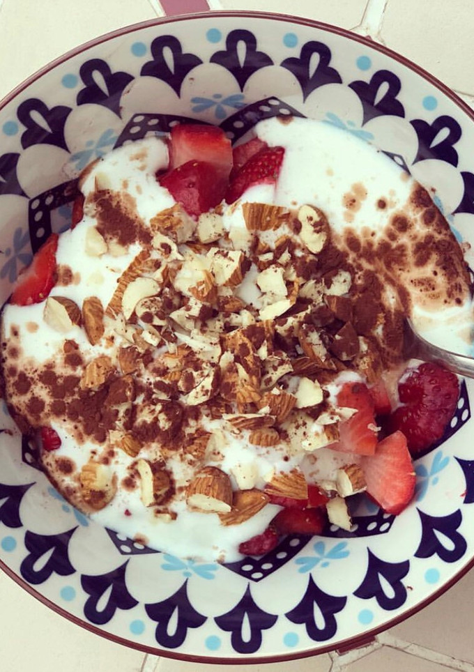 Una foto de Bowl de yogurt y fruta🍓