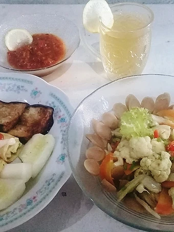 Cara Gampang Membikin Resep Capcay saus tiram, Omelet Telur &amp; lalapan Sambel Jeruk yang Lezat Sekali Anti Ribet, Mantap Sekali