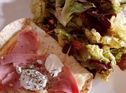 Une photo de porc thym