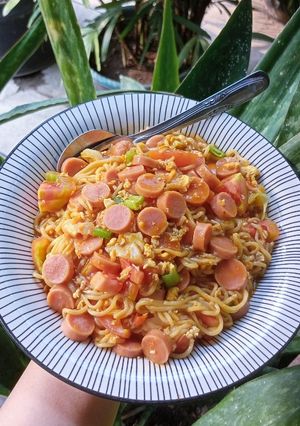 Foto resep 2. Mie Nyemek Sosis Telur (Indomie)