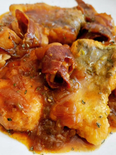 Una foto de Rape, merluza y panceta curada en salsa