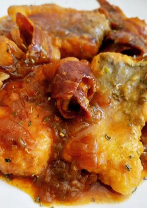 Una foto de Rape, merluza y panceta curada en salsa