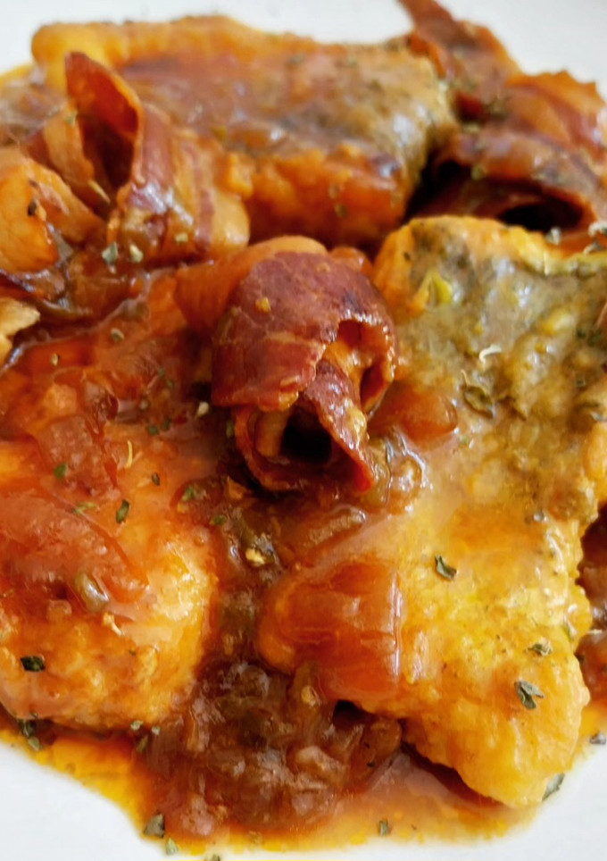 Una foto de Rape, merluza y panceta curada en salsa