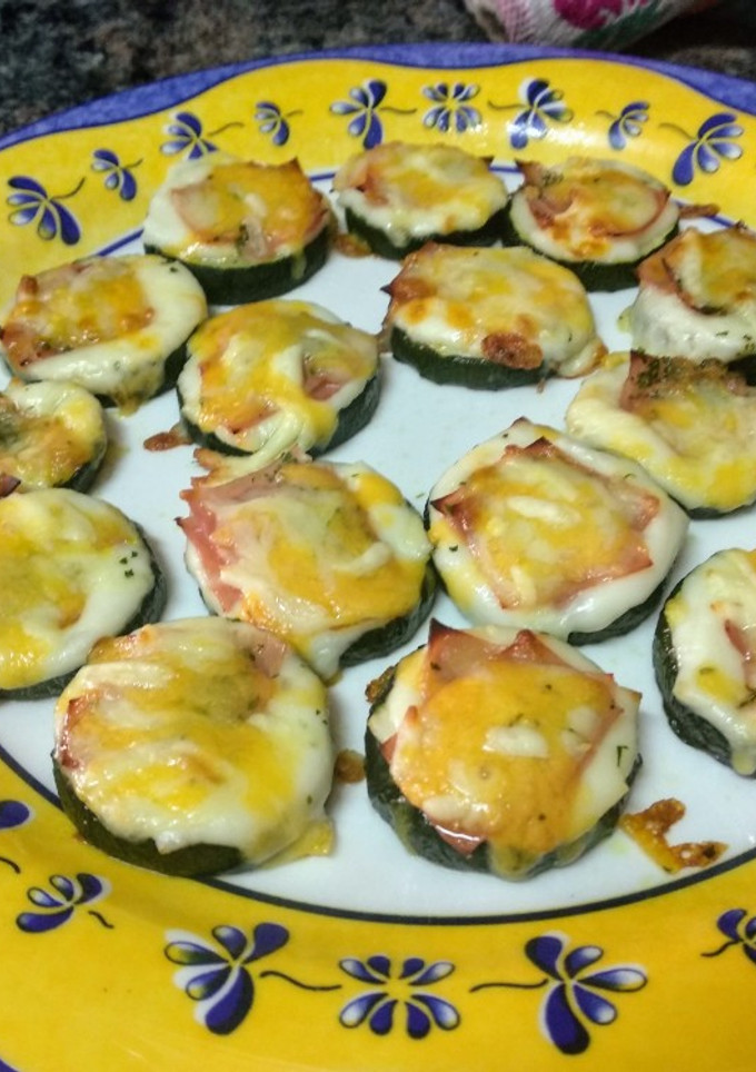 Una foto de Bocaditos de calabacín, jamón de York y queso