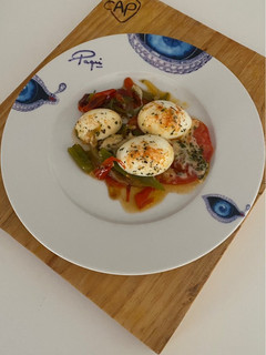 Una foto de Huevos escalfados con verduras
