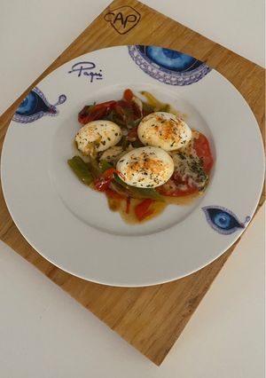 Una foto de Huevos escalfados con verduras