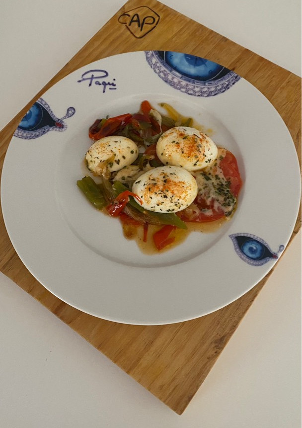 Una foto de Huevos escalfados con verduras