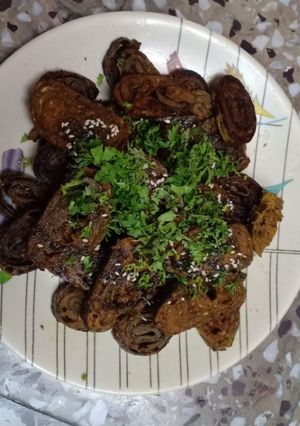 A picture of Homemade crispy Patra with some spicy green chutney.