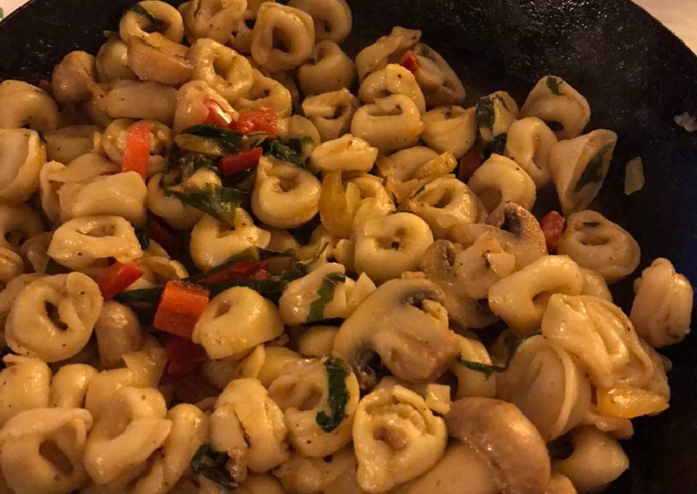 Capelettini con salsa de tomate y champiñones