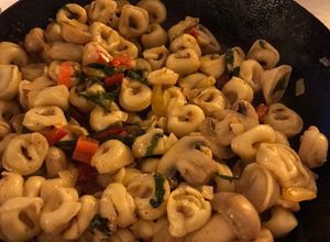 Una foto de Capelettini con salsa de tomate y champiñones
