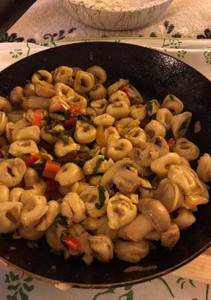 Una foto de Capelettini con salsa de tomate y champiñones