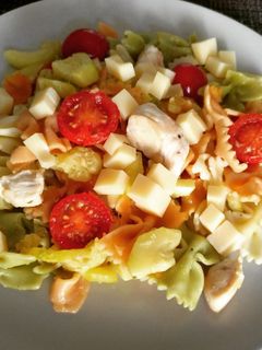 Una foto de Ensalada de pasta salteada con calabacín y pavo