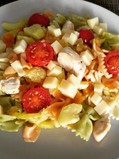 Una foto de Ensalada de pasta salteada con calabacín y pavo
