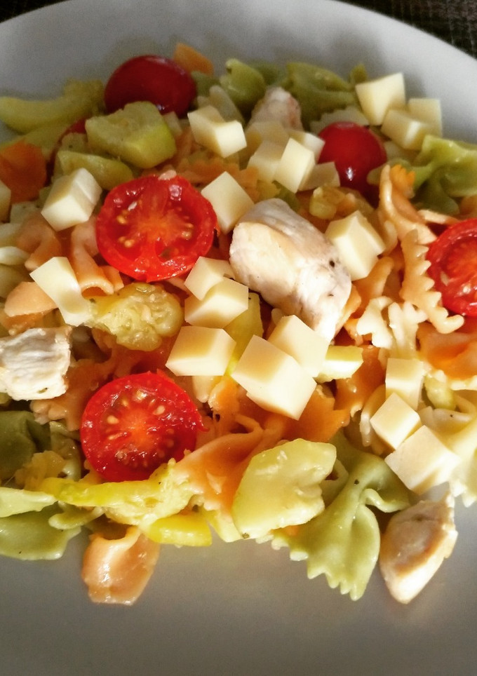 Una foto de Ensalada de pasta salteada con calabacín y pavo