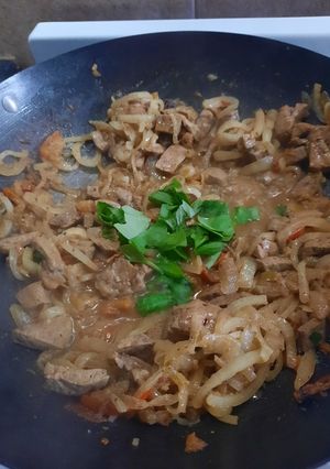 Una foto de Hígado al wok con albahaca