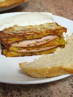 Una foto de Triple veggie con queso y salsa de yogurt