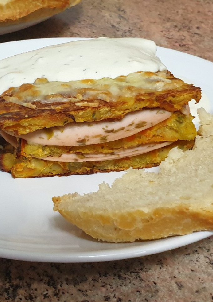 Una foto de Triple veggie con queso y salsa de yogurt
