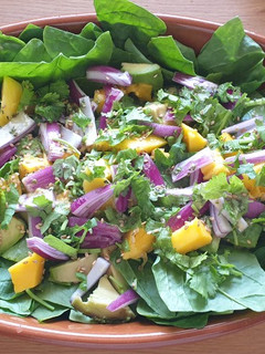 Una foto de Ensalada de espinacas, mango y aguacate